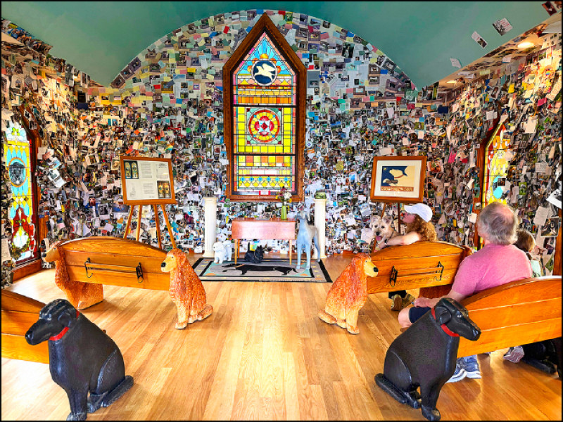 狗狗教堂內部，牆上貼滿照片和主人寫給愛犬的手寫信。（資料照，美聯社）