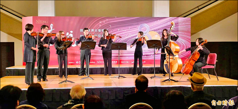 國台交首席弦樂團於發表會演出1958年在中山堂首演的呂泉生作曲〈阮若打開心內的門窗〉。（記者凌美雪攝）