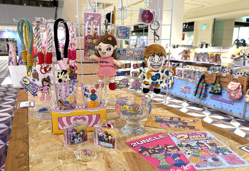 Hahababy快閃店與「二伯嘎嫂10周年特展」，有拍貼機、復古電視打卡區、時光走廊等多項互動亮點。（麗寶樂園渡假區提供）