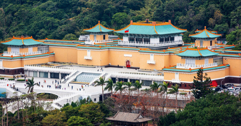 立榮假期與長榮桂冠酒店系列打造超值住宿專案，入住即贈故宮博物院或台北兒童新樂園門票。（立榮假期提供）