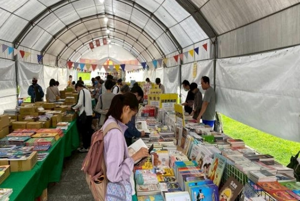 中華民國圖書出版事業協會於台北市中正紀念堂大孝門廣場舉辦「出版業年終聯合書畫展銷會」，活動從12月19日至明年2月2日止，為期45天，每日上午9點至晚上9點開放。（楊蓮福提供）