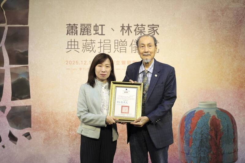 陶博館長張啟文（左）致贈感謝狀給捐贈者薛瑞芳（右）。（鶯歌陶瓷博物館提供）
