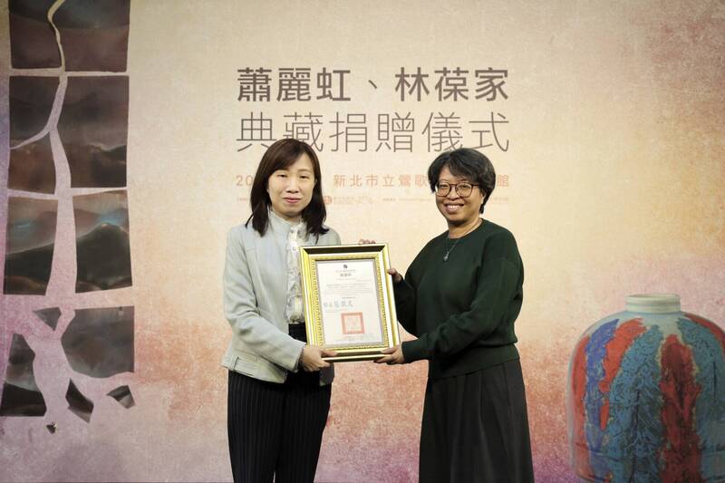 蕭麗虹作品的捐贈顧問翁淑英（右）代捐贈者陳光雄接受感謝狀。（鶯歌陶瓷博物館提供）
