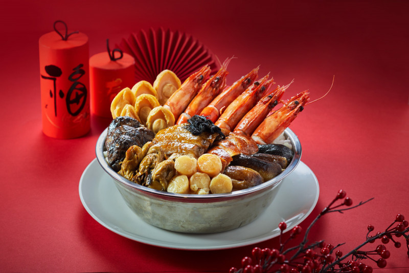 金龍餐廳主廚許耀光精心推出香港農曆年不可或缺的「滿漢盆菜」。（圓山大飯店提供）