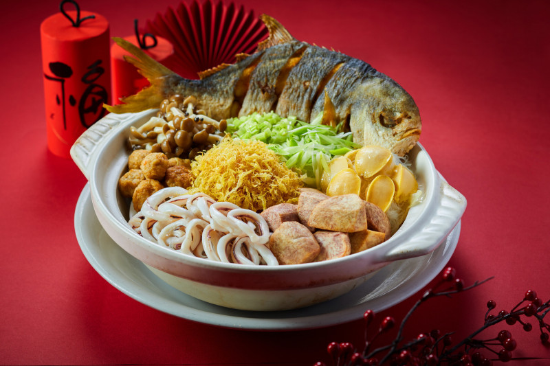 圓苑餐廳主廚戴立承此次推出以40年煲湯工夫而成的「金鯧米粉霸王鍋」。（圓山大飯店提供）