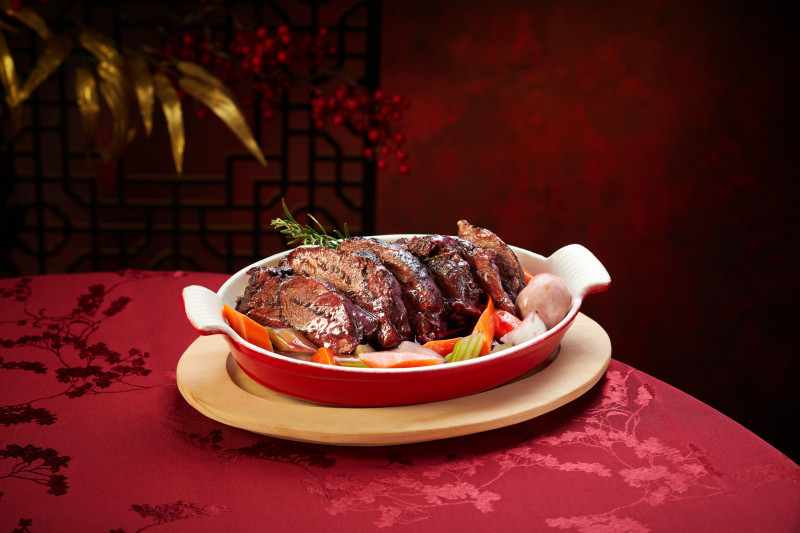 圓山牛排館主廚廖健皓今年首度推出應景年菜「紅酒燉和牛」。（圓山大飯店提供）