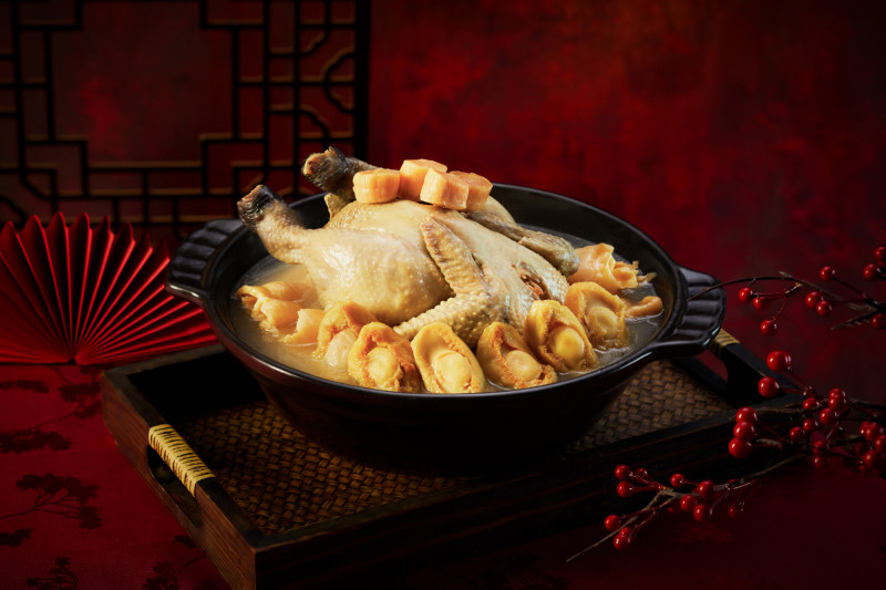 高雄圓山大飯店新任主廚劉政良重新詮釋工序繁複的「瑤柱花膠燉鮑魚雞湯」。（圓山大飯店提供）