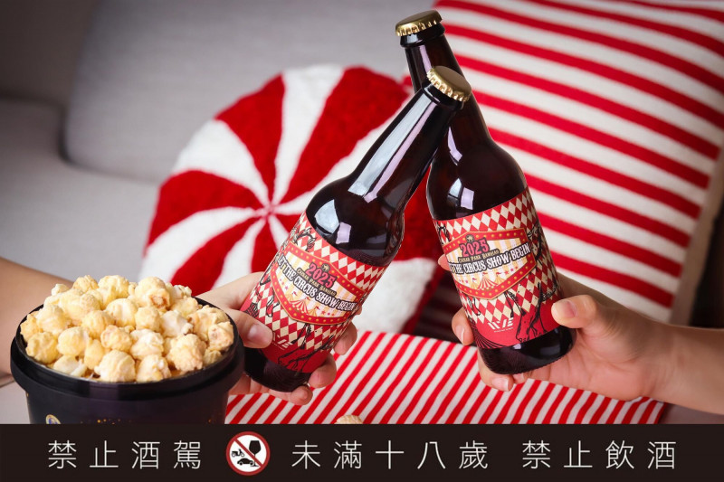 板橋凱撒推出「Cheers! 與你同慶」住房專案，贈送限定啤酒爆米花歡樂組。（板橋凱撒大飯店提供）