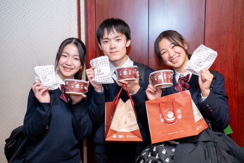 文總端出萬華百年老店「川業肉圓」搭配情義相挺的「喜樂紅豆餅」為昨晚剛抵台的翡翠騎士們補足電力。（文總提供）