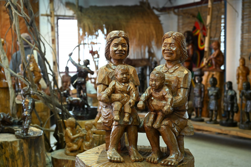 Haku哈古的立體雕刻更具現代性的特徵，跳脫過往原住民藝術對於傳統圖案或符號的複製使用，加入了更多個人純樸但豐富的情感。（文化部提供）