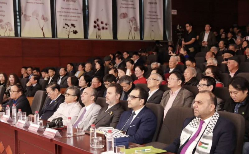 越南作家協會12月15日於河內博物館舉辦第3屆「浪左」（Làng Chùa）詩歌頒獎典禮，現場與會作家來賓。（成大台語研究室提供）