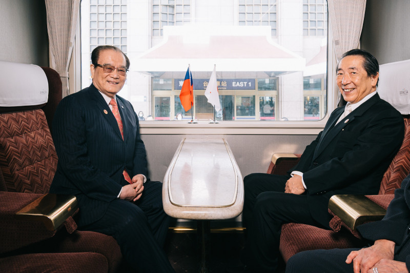 「日光詣SPACIA」被旅客暱稱為「黃金列車」，台鐵公司董事長鄭光遠（左）與東武鐵道會長根津嘉澄在車內合影。（東武鐵道提供）