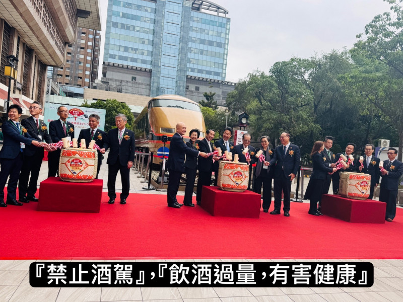 今日舉辦的「日光詣SPACIA」車頭揭序儀式，特別以日本江戶時期就有的鏡開傳統儀式揭開序幕。（東武鐵道提供）