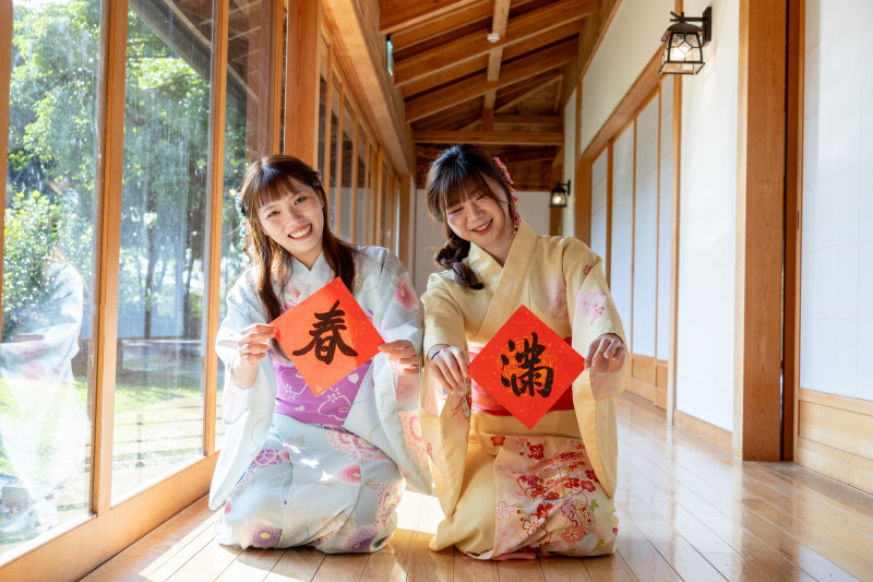 「躍春・2026新願啟程」住房專案，可換穿經典浴衣漫步日式主題園區，來段不一樣的走春體驗。（綠舞國際觀光飯店提供）