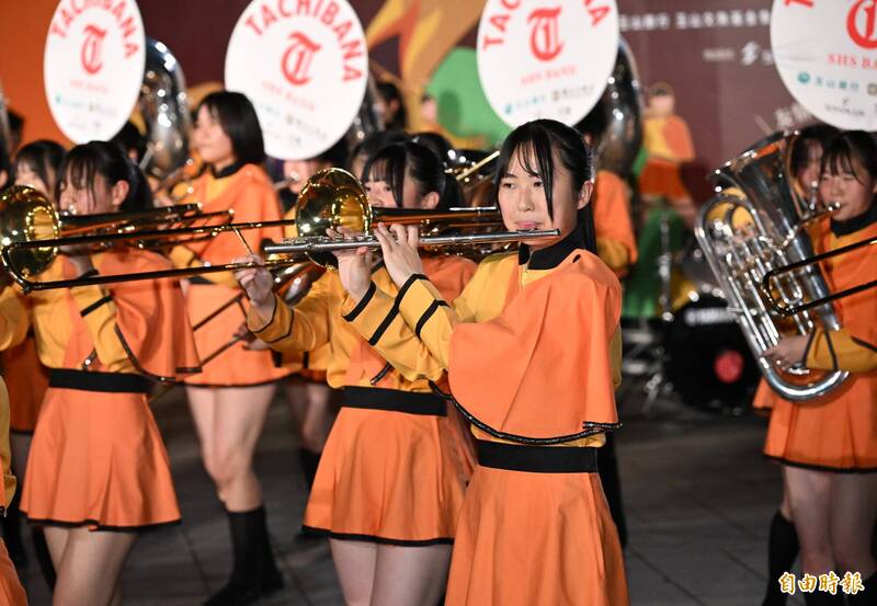 「橘色惡魔」祭出經典招牌曲〈Sing Sing Sing〉，引起現場一陣歡呼。（記者潘少棠攝）