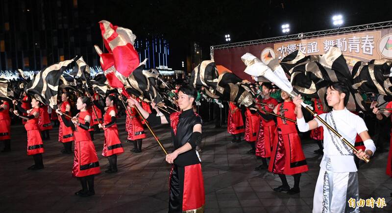 「翡翠騎士」東京農業大學第二高等學校吹奏樂部今晚在中山堂廣場快閃演出。（記者潘少棠攝）
