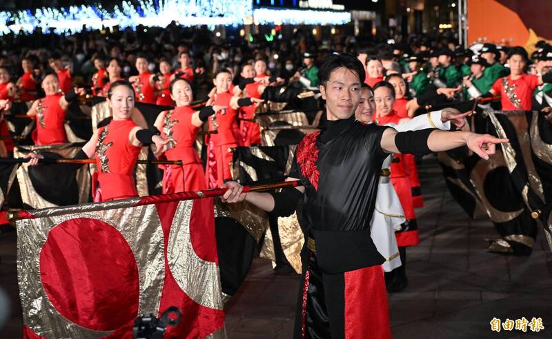 「翡翠騎士」東京農業大學第二高等學校吹奏樂部旗手帥氣耍大旗。（記者潘少棠攝）