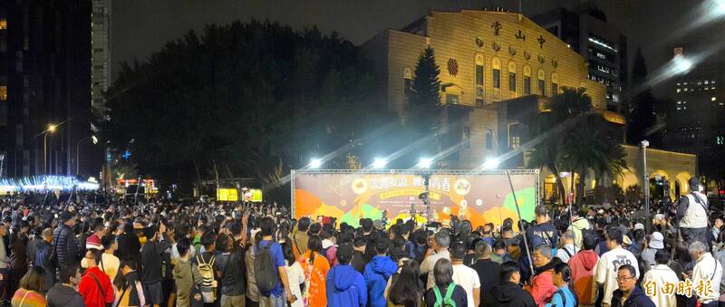 文化總會主辦的「2025台灣遠征—吹響友誼，舞動青春」系列活動，人潮不斷自中華路一段湧入中山堂廣場。（記者董柏廷攝）