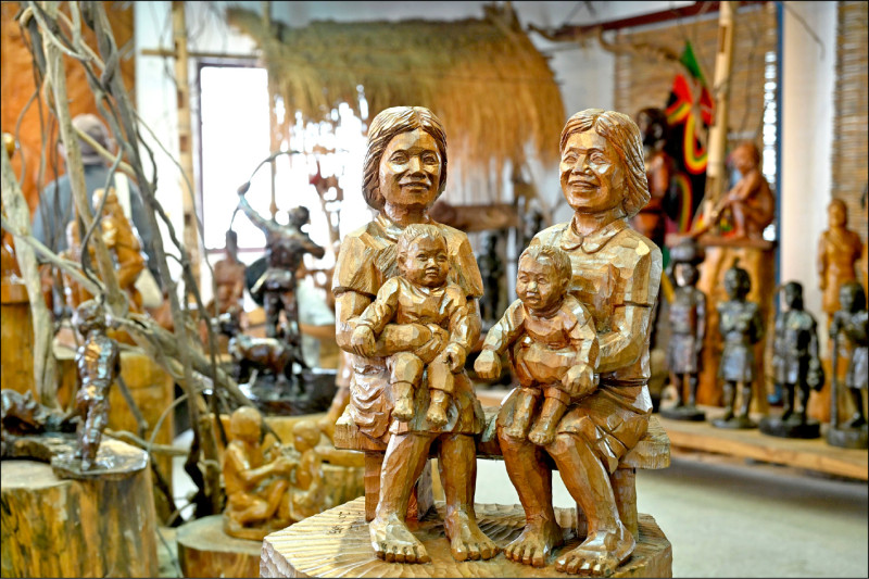 Haku哈古的立體雕刻跳脫過往對傳統圖案或符號的複製，加入更多個人淳樸而豐富的情感。（文化部提供）