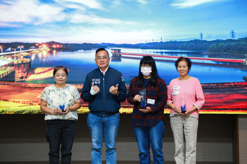 新竹縣寶山鄉長邱振瑋（左2）希望透過攝影比賽，發掘寶山更多不為人知的美。（寶山鄉公所提供）