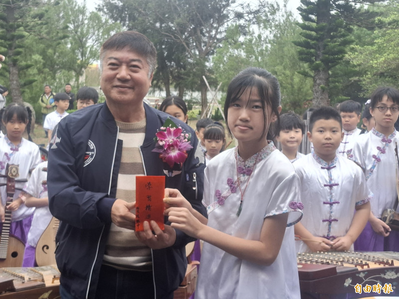 湖西鄉長陳振中致贈龍門國小國樂隊獎學金，表彰全國比賽優異成績。（記者劉禹慶攝）