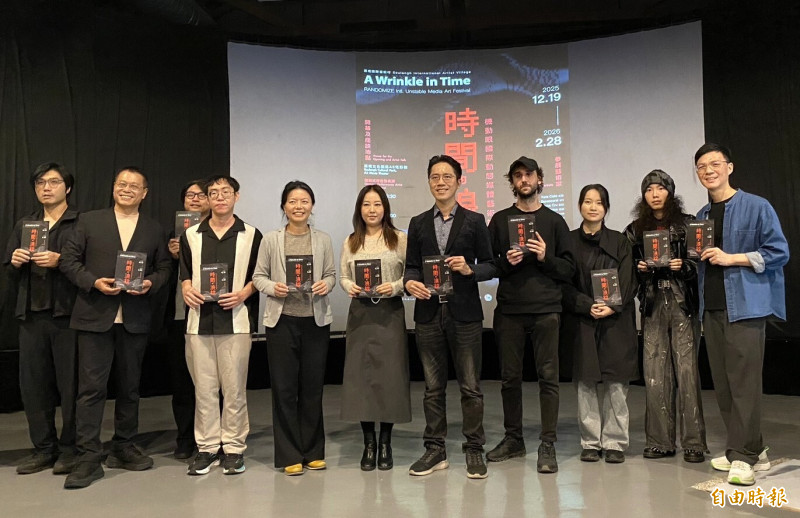 蕭壠國際藝術村壓軸藝術展《時間的浪紋》開展。（記者楊金城攝）