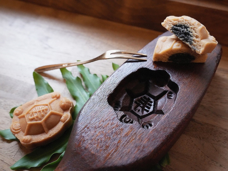 「蛇馬都有吃喝玩樂住房專案」附贈台北經典點心組，精選大稻埕老字號品牌點心，如百年餅店李亭香的平安龜，造型討喜，寓意闔家平安。（李亭香提供）