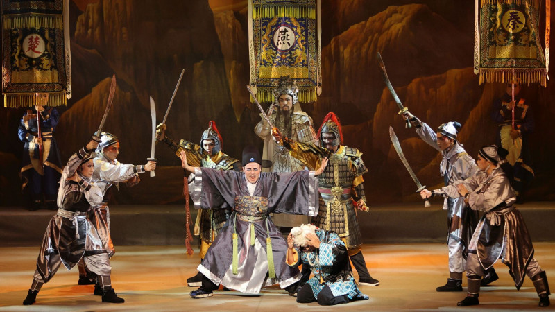 「2025閩南傳統藝術巡演」26日晚在桃園慈護宮廟埕廣場登場，邀請明華園黃字戲劇團演出精采好戲「三抄府」。（文化局提供）