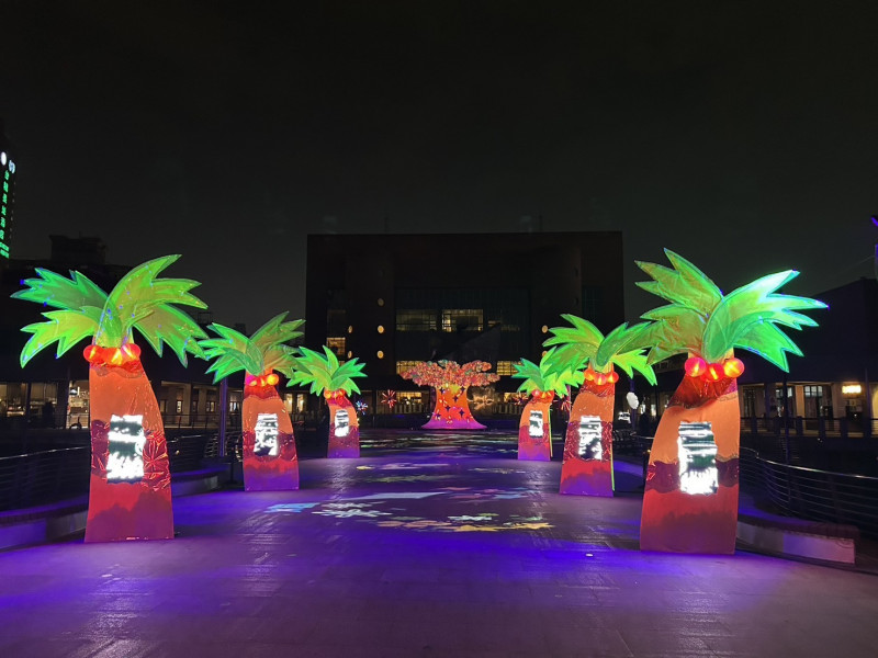 台南文化中心「南火之誕」光影展，以椰樹造型設計。（南市文化局提供）