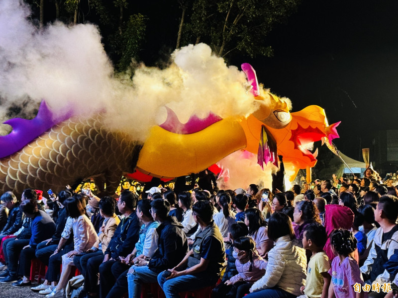 雙頭龍追擊唐吉訶德，大小朋友紛紛幫唐吉訶德加油。（記者蔡宗勳攝）