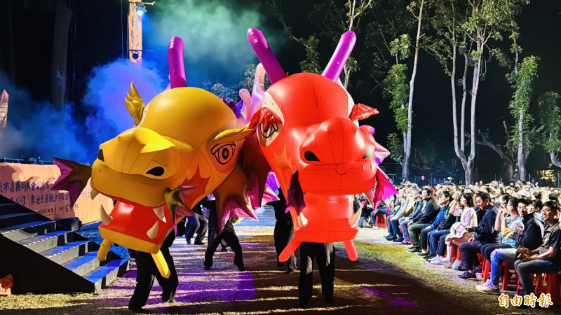 雙頭龍出擊，觀眾驚叫連連。（記者蔡宗勳攝）