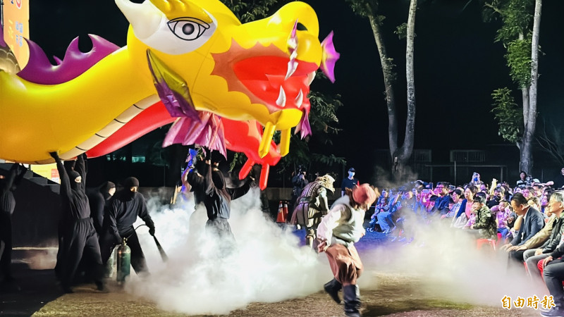 雙頭龍攻擊唐吉訶德，場面相當緊張。（記者蔡宗勳攝）