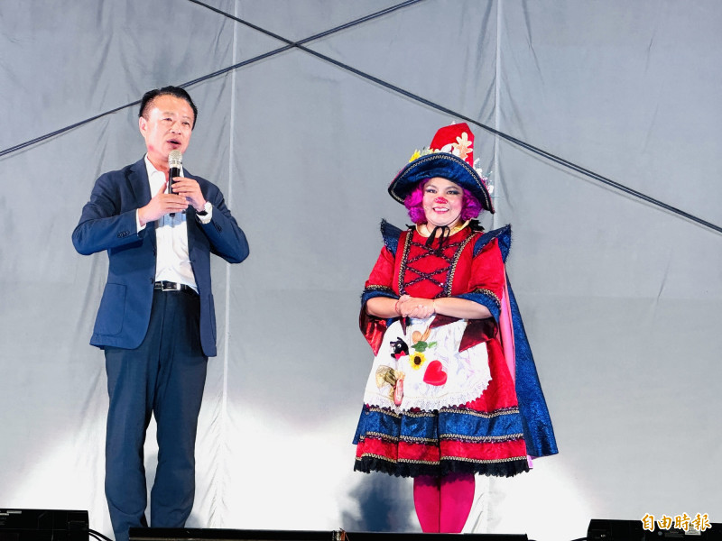 嘉義縣長翁章梁（左）感謝各界情義相挺，幫孩子們圓夢。（記者蔡宗勳攝）