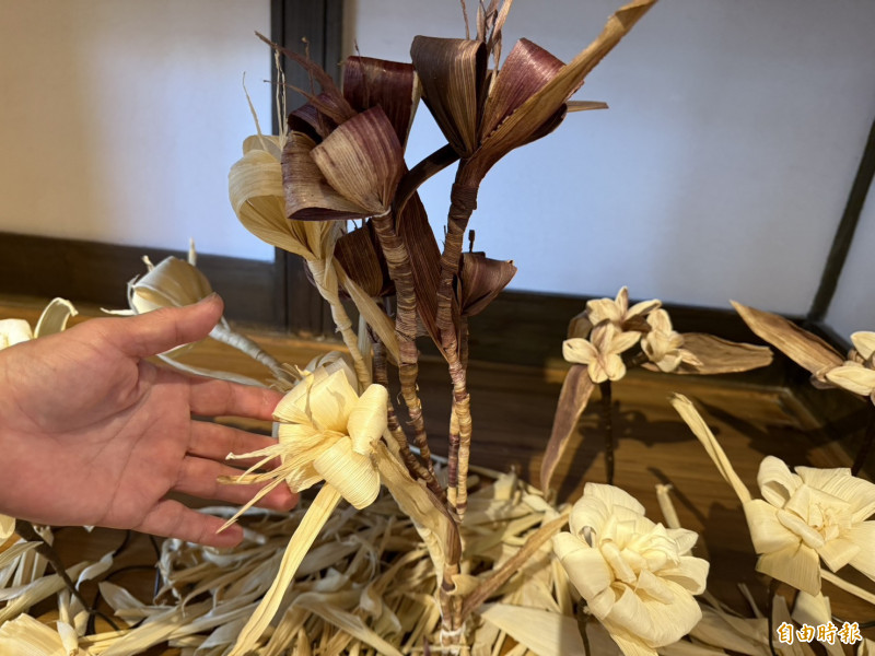 作品融入長輩製作的玉米葉花朵。（記者李文德攝）