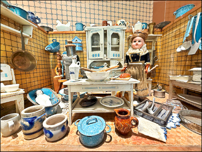 〈1800年的廚房〉被用來教導小女孩料理家務。