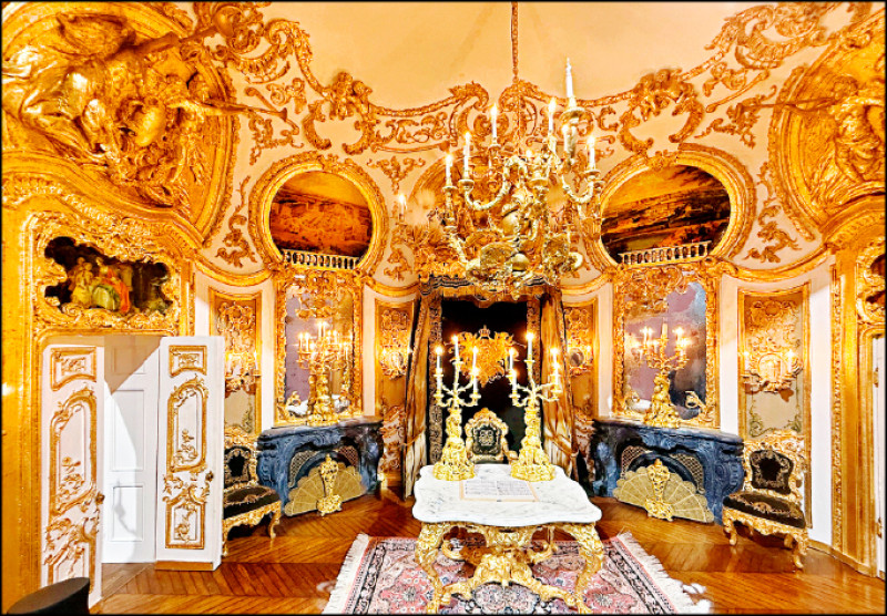 〈林德霍夫堡〉標榜奢華洛可可風格。