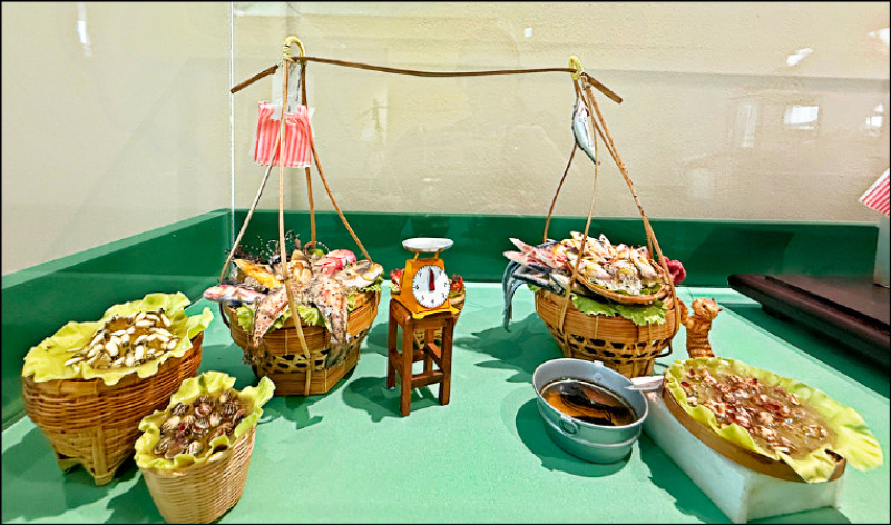 〈台式海鮮攤〉中那隻想偷吃魚的小貓（右）實在搶眼！