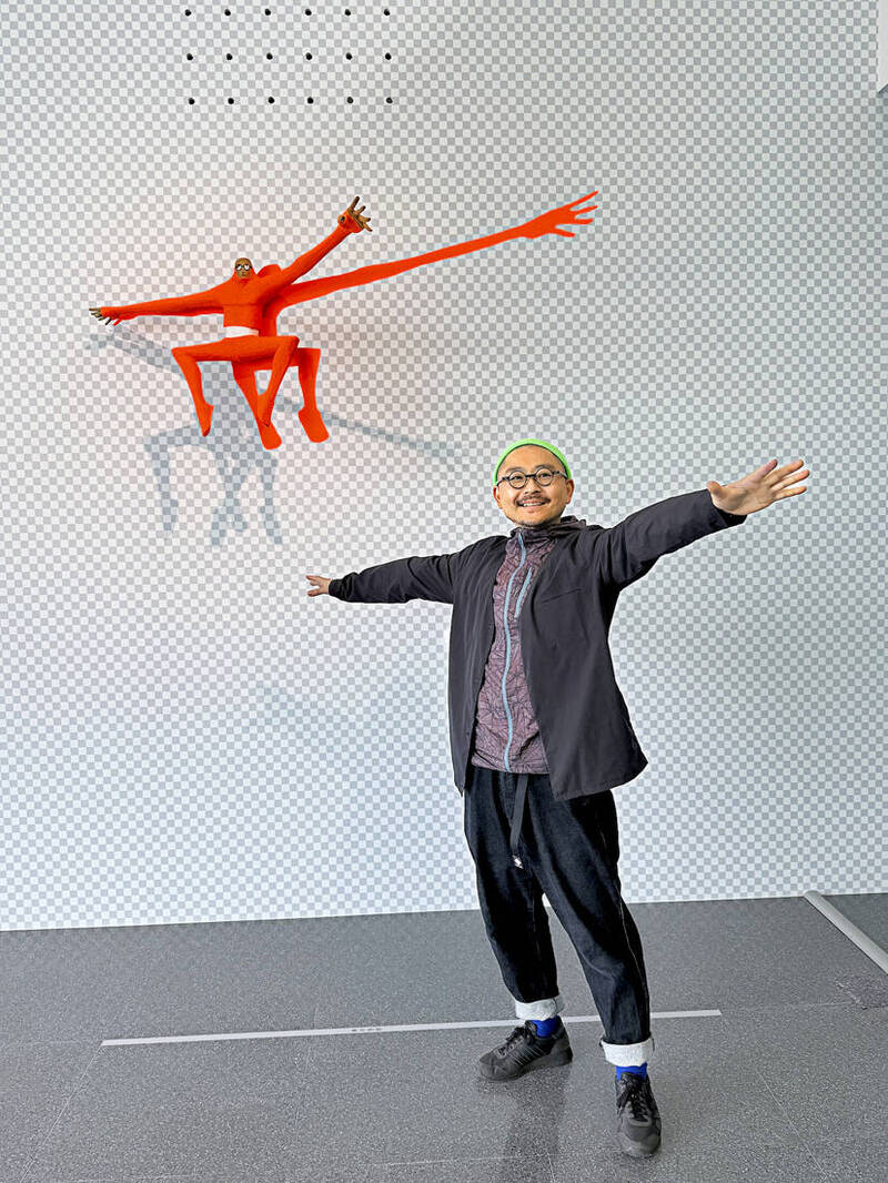 阿部以手臂拉長的木雕人像傳達「普羅透斯效應」。