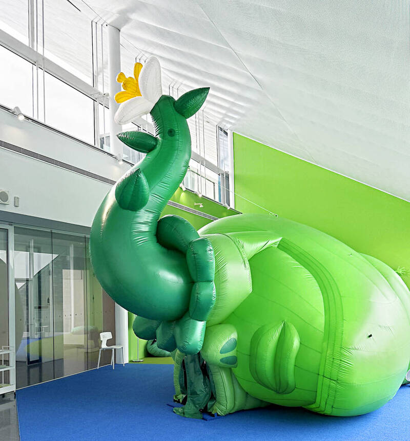 小朋友能從〈阿拉伯芥〉的後腦勺鑽入，體驗宇宙空間。