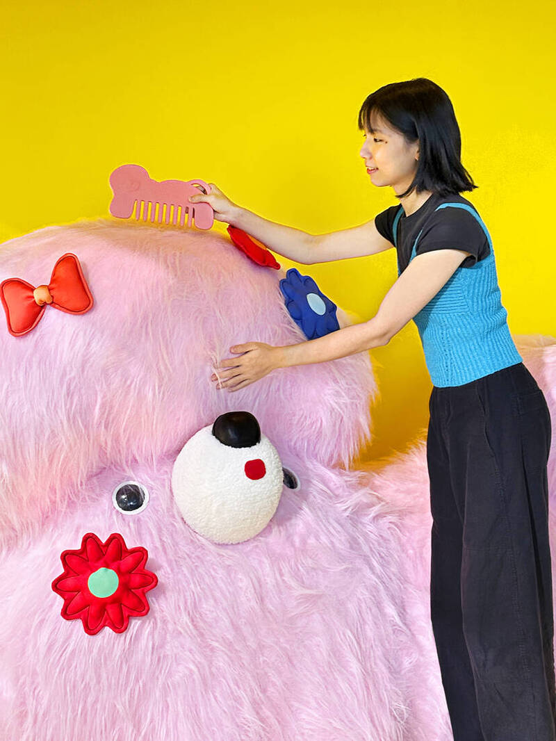 謝佳瑜親自示範幫刷毛狗裝扮。