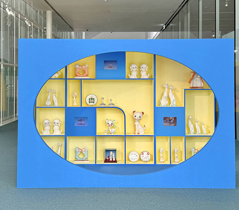 謝佳瑜以〈夢幻藝品屋〉檢視台灣曾經量產的藝品。