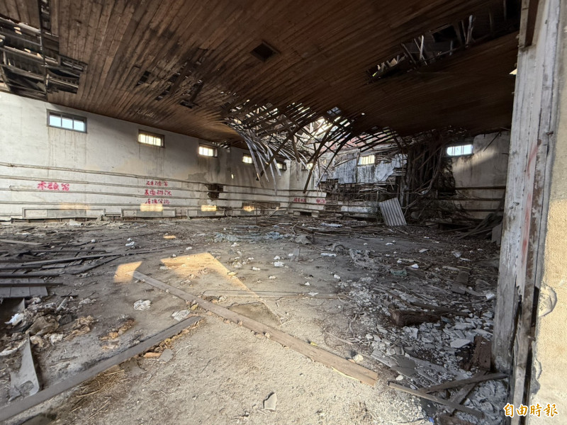 糧食局舊倉庫閒置超過30年，已成社會治安死角，地方盼改善。（記者李文德攝）