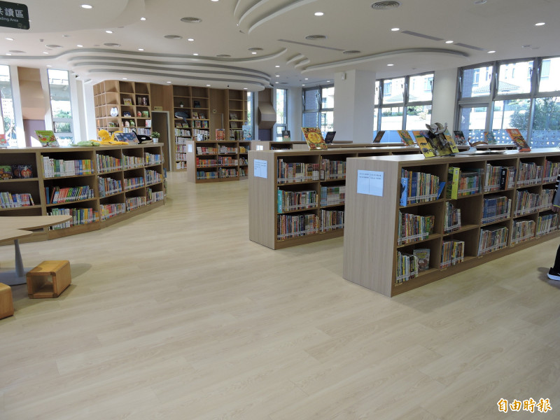 溪東圖書館設了分齡的閱覽室。（記者蘇金鳳攝）