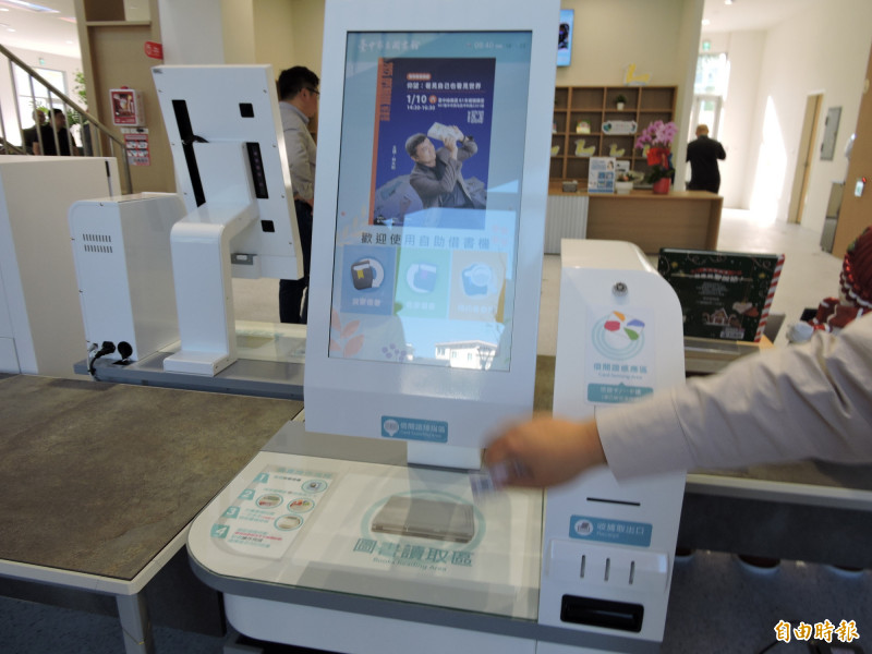 溪東圖書館有預約智慧自動借書區。（記者蘇金鳳攝）
