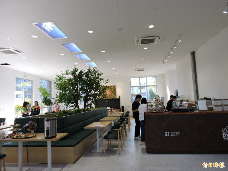 溪東圖書館有設咖啡座可邊喝咖啡、邊看書。（記者蘇金鳳攝）