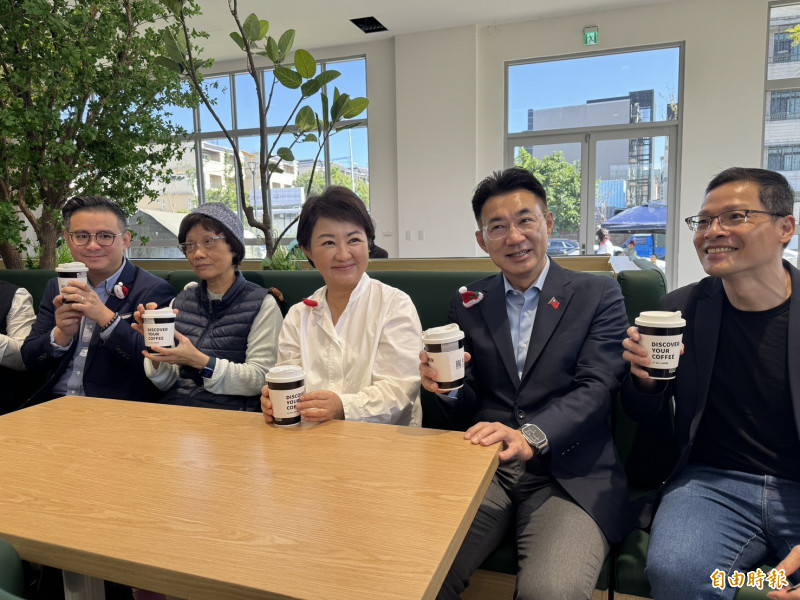 溪東圖書館有設咖啡座可邊喝咖啡、邊看書。（記者蘇金鳳攝）