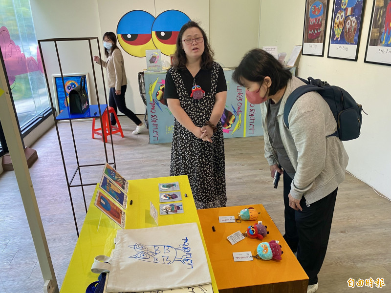 陳奕綾向觀眾介紹快閃商店商品。（記者洪臣宏攝）