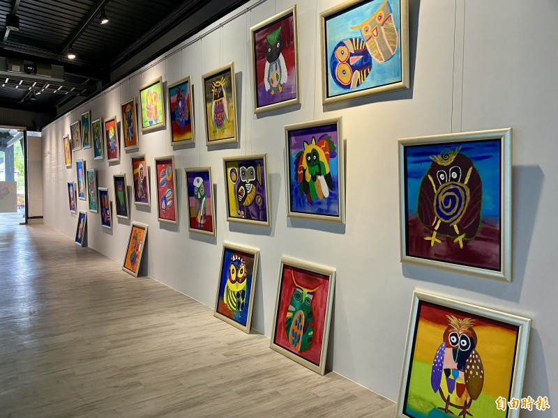 Lily Ling個展以貓頭鷹為主題。（記者洪臣宏攝）