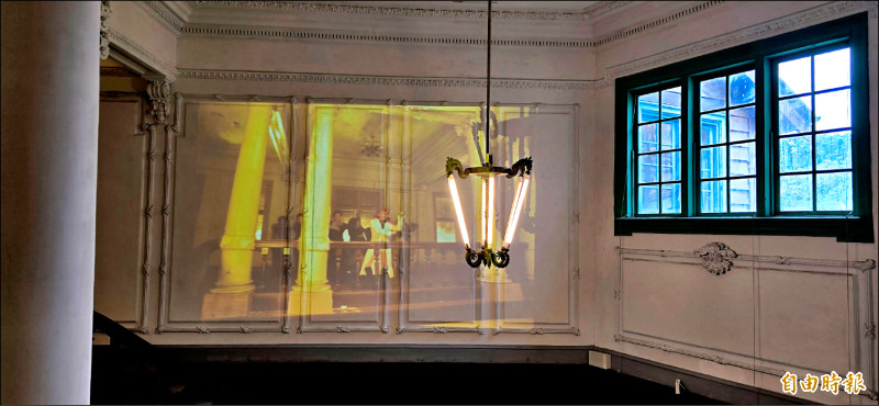 李玟的〈Di Da Di〉MV影片回到取景的鐵道部園區播映，成為展覽作品之一。（記者凌美雪攝）