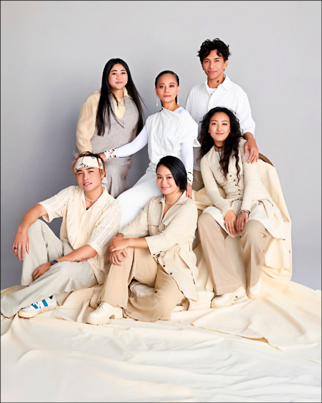 歌手ABAO阿爆（後排中）2026年元旦將和一群傑出原民音樂家，以不插電形式在衛武營演出。（衛武營提供）